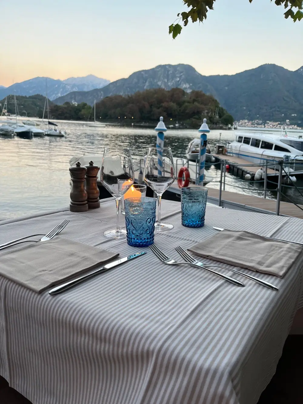 A table set at La Tirlindana opposite Isola Comacina