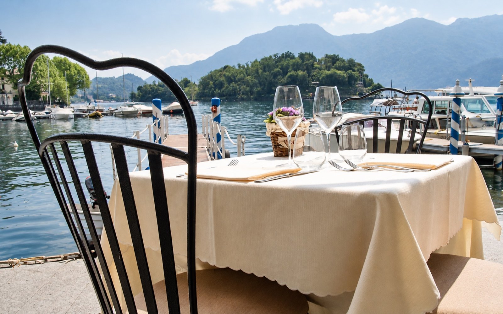 Tavolo apparecchiato della Tirlindana sul lago davanti all’Isola Comacina